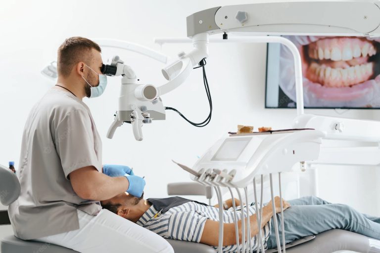 zabieg dentystyczny pod mikroskopem